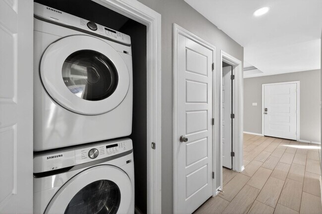 Building Photo - Charming 3BR Duplex in Brownsville