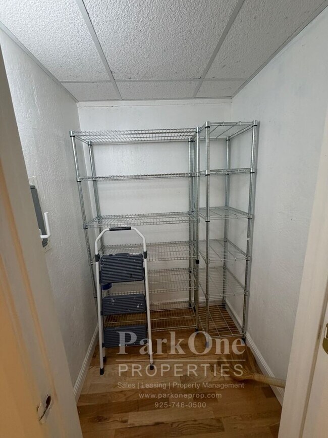 Building Photo - Spacious Condo Near Downtown Walnut Creek Available Now!