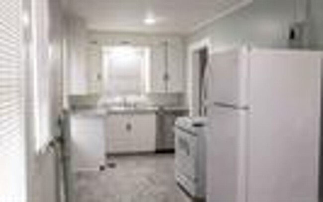 Building Photo - Very cute 2 bedroom 1 bath across the stre...