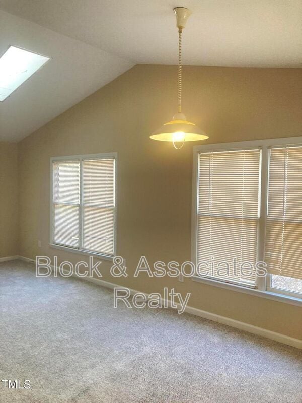 Building Photo - 400 Creekway Dr