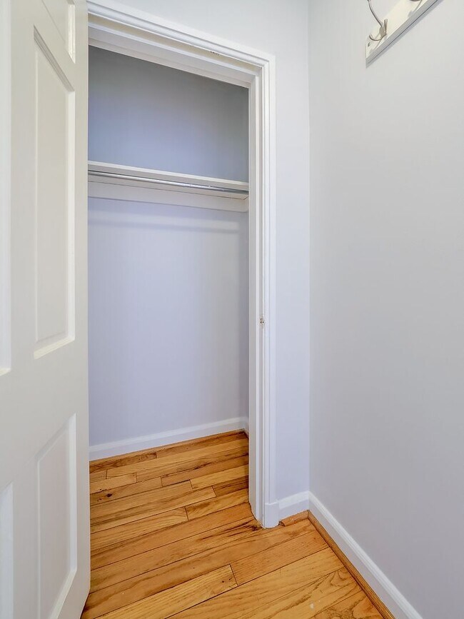 Building Photo - Sunny & Renovated 2BR 1BA in NW DC McLean Gardens Oasis!
