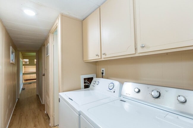 Building Photo - 2 Bed, 1 Bath, Manufactured Home in Harper...
