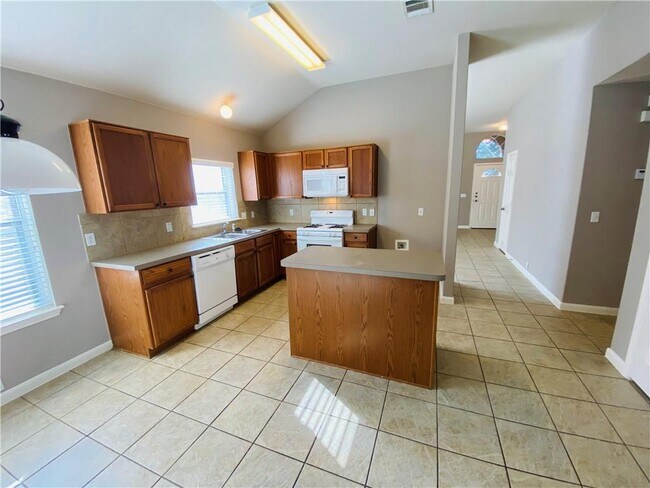 Building Photo - 561 Golden Creek Dr