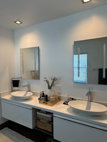 Building Photo - 10880 National Blvd