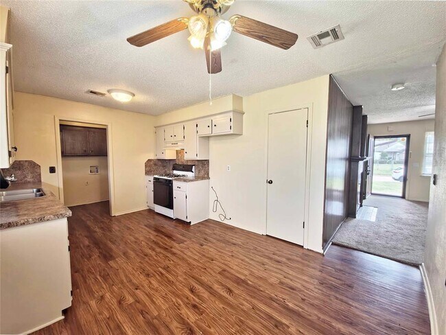 Building Photo - 13917 N Everest Ave
