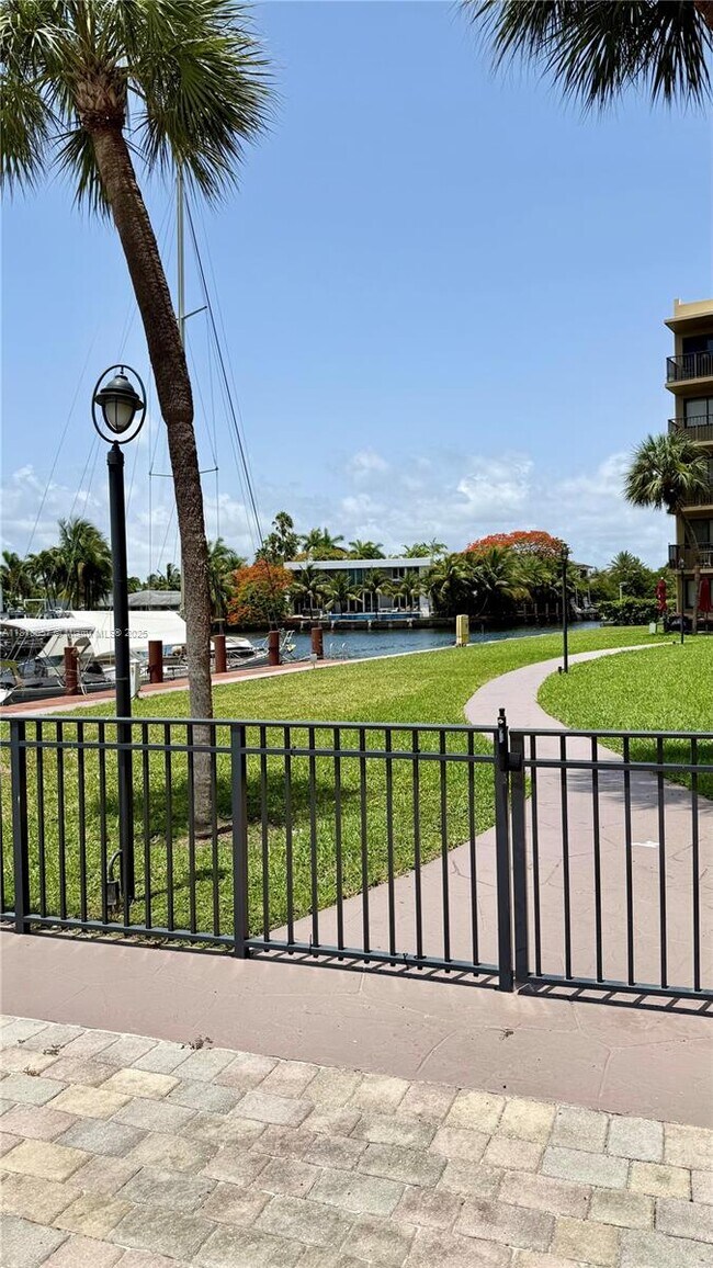 Building Photo - 301 Golden Isles Dr