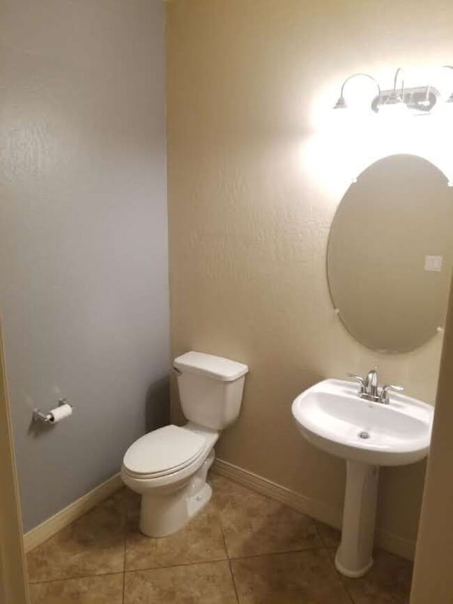 Building Photo - Beautiful, Pet Friendly, Multi-level, 2110 sqft, Luxury Townhouse w/A/C! 3 Bed, 2.5 Bath, + Loft ...