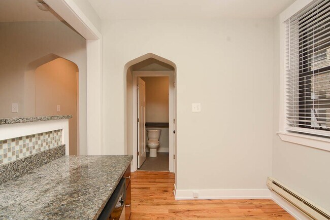Building Photo - 4420 N Wolcott Ave