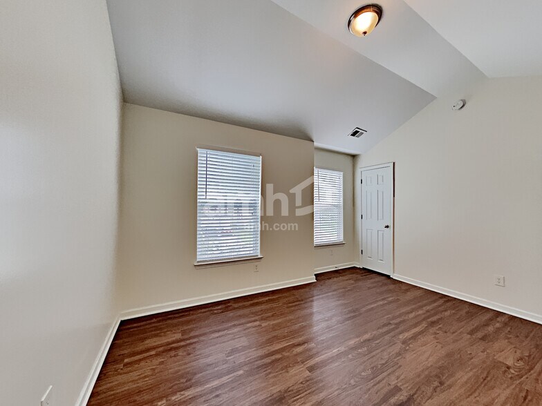 Building Photo - 2425 Valley Creek Dr