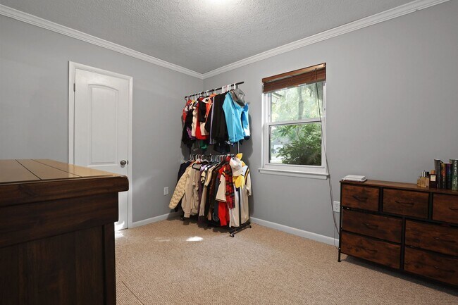 Building Photo - Settle Into Comfort in This Charming 3-Bedroom Home in Larchmont Estates