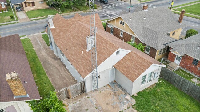 Building Photo - 930 N Evergreen St