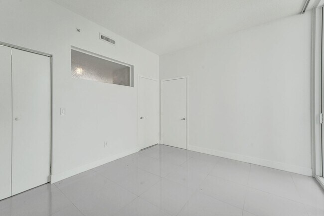 Building Photo - 1 bedroom and 1 bath condo located east side of Biscayne Blvd Miami Florida