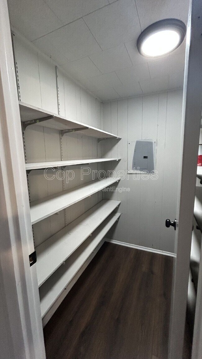 Building Photo - 537 Tamarack Dr