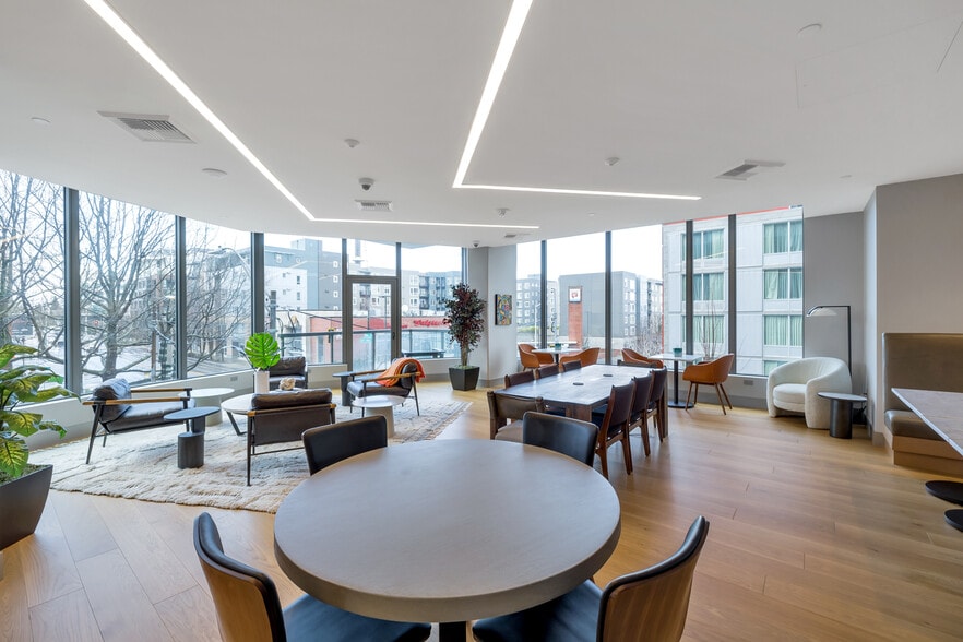 Building Photo - 2510 6th Ave