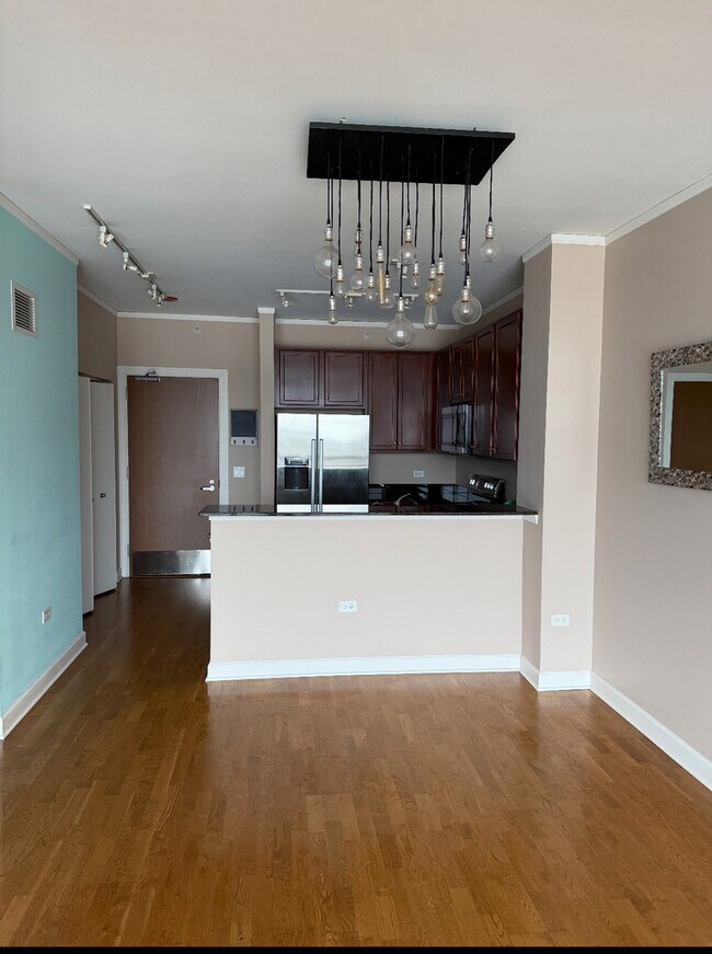 Building Photo - 1901 S Calumet Ave