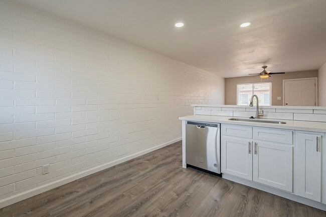 Building Photo - Renovated open floorplan