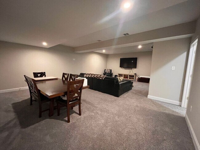 Building Photo - 4 Bedroom, 3.5 Bathroom Townhouse