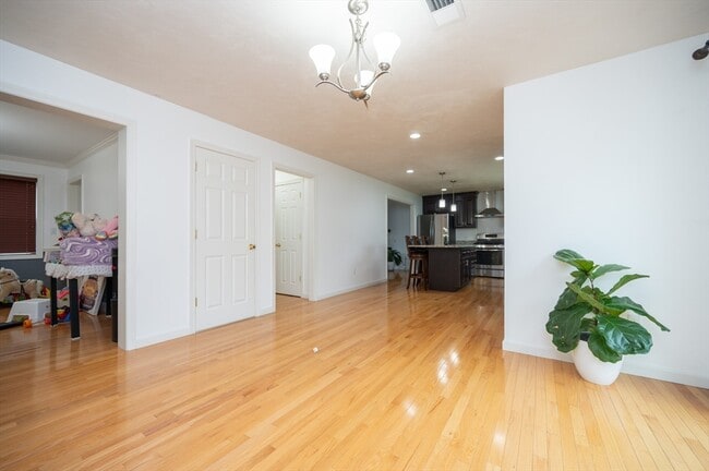 Building Photo - 7 Willow Brook Ln