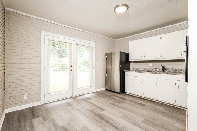 Building Photo - 904 Kirkland Dr