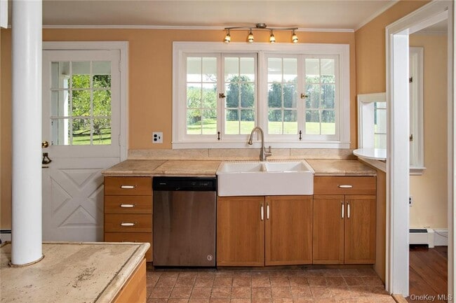 Building Photo - 332 Quaker Hill Rd