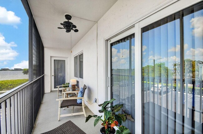 Building Photo - 1502 S Lakeside Dr