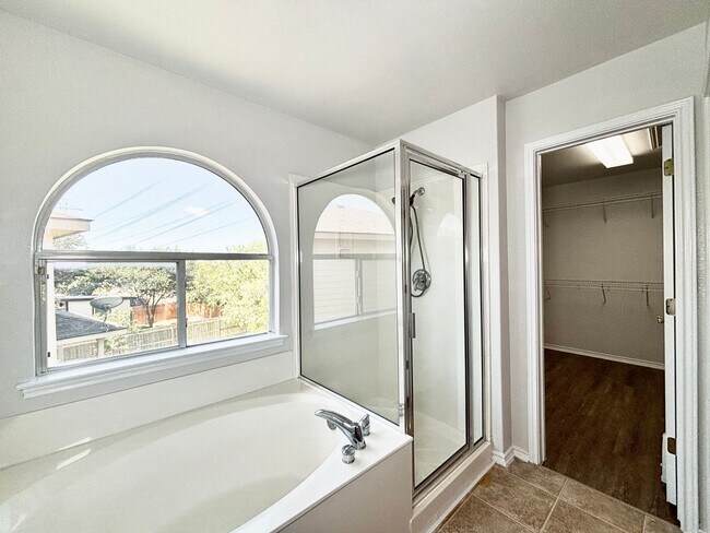 Building Photo - Spacious 3 bedroom home!