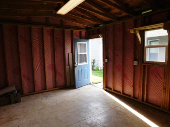 Building Photo - 2Bd/1.5Ba Single Story House - Available to View!