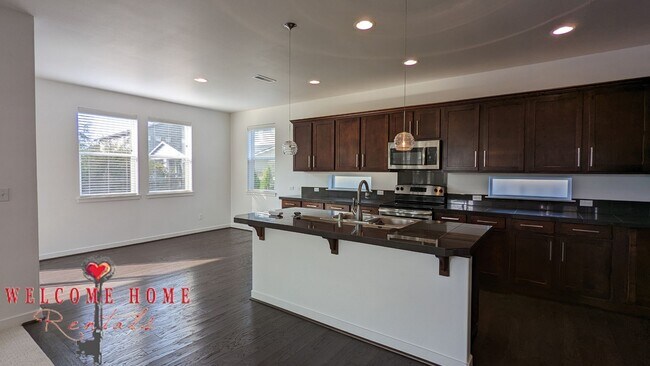 Building Photo - Beautiful open floorplan with FOUR large bedrooms and a cute office!!  AIR CONDITIONING!!!  NEW C...