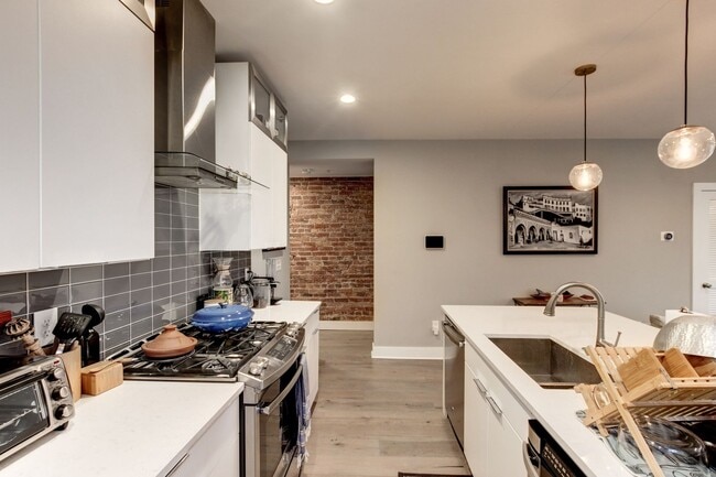Building Photo - Stunning premium corner Townhome condo in ...