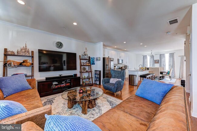 Building Photo - 10 Manchester Dr