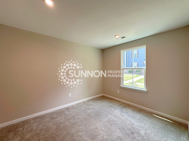 Building Photo - 3 Bedroom Townhome in Mountain Island