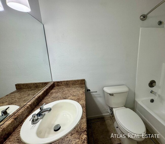 Building Photo - ONE MONTH FREE! 2 Bedroom 1 Bath in Mesa M...