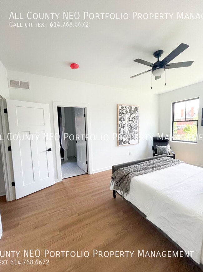 Building Photo - 1053 Oak St