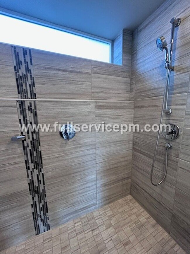 Building Photo - Contemporary 3 BD Mt. Baker Townhome! Location!!