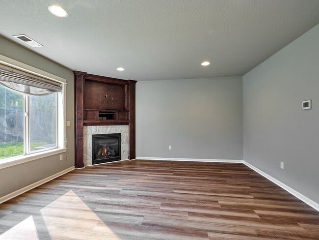 Building Photo - Beautiful 4 bedroom/2.5 Bath Home On Large...