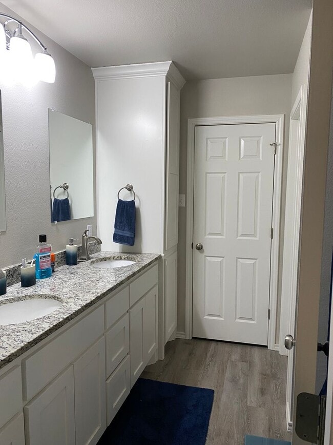 Building Photo - 525 N Chicago Ave