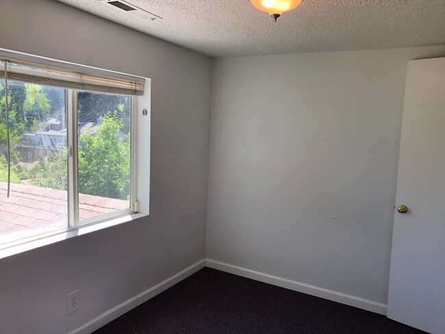 Building Photo - Spacious 4 bedroom 2 bathroom plus office ...