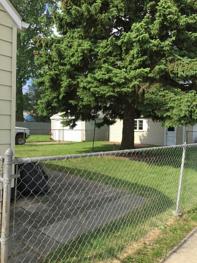 Building Photo - A Charming 3 Bedroom Bungalow, Hardwood Floors, Fenced in Backyard