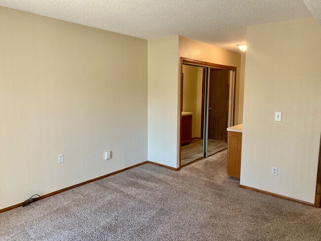 Building Photo - Evolve Real Estate: Beautiful Condo in Garrison Square Available June 3rd!
