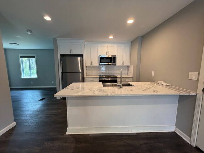 Building Photo - Charming 4/2.5 House in Armuchee- $1,995