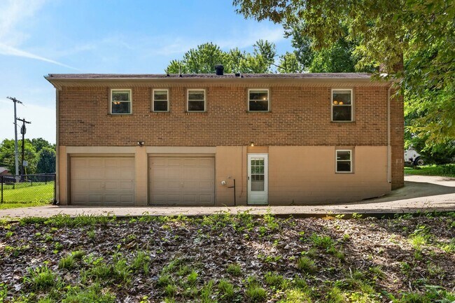 Building Photo - 3 Bedroom Pet Friendly Home For Rent Near Heritage Park!