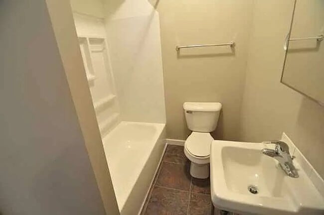 Building Photo - 5 Bedroom Home Available Now!