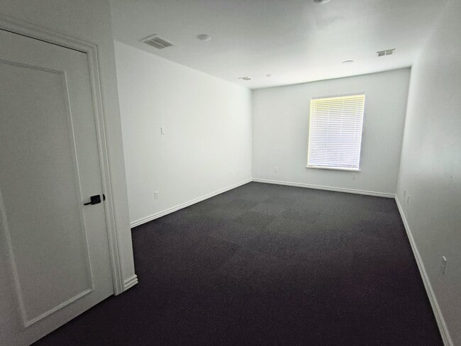 Building Photo - 817 Irish Ln