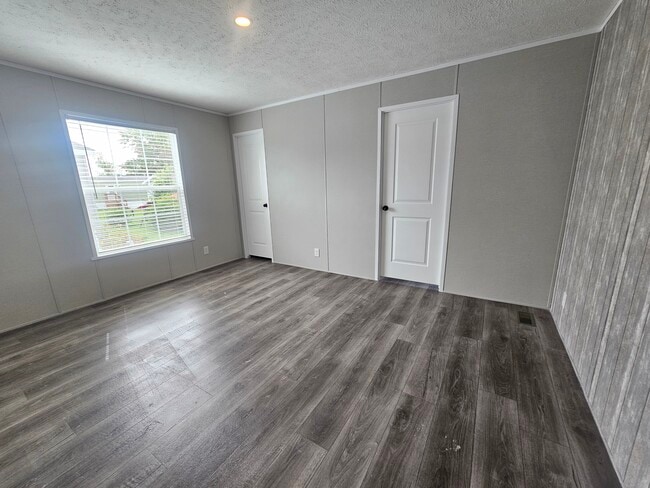 Building Photo - 46000 Geddes Rd