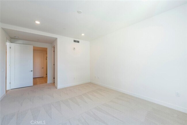 Building Photo - 3211 Rivington