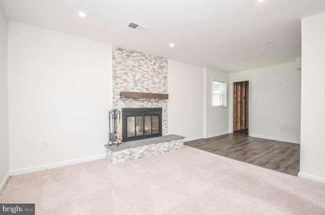 Building Photo - 2812 Yeonas Dr