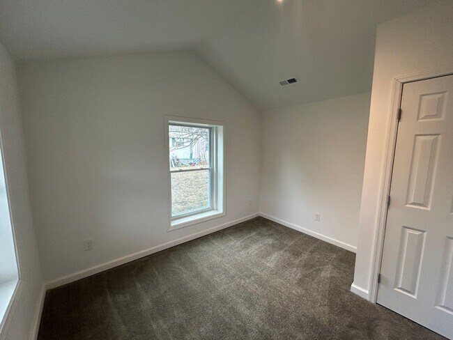 Building Photo - 614 Maple Rd