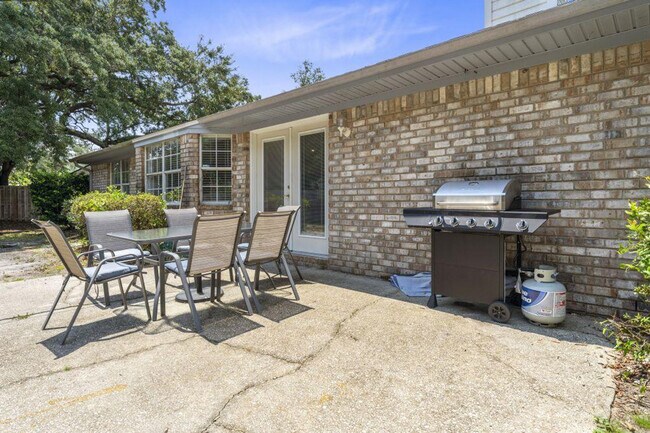 Building Photo - 406 Shorewood Cir