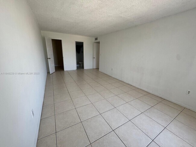 Building Photo - 9350 Fontainebleau Blvd