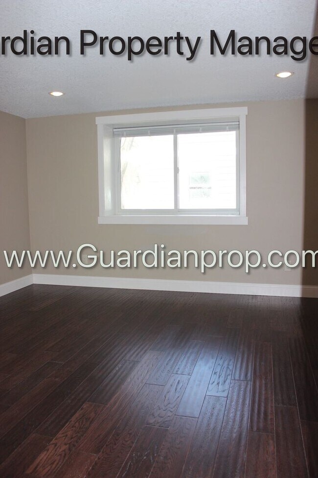 Building Photo - Renovated Side By Side Town Home, 2 Full baths, 2 Full Garage Spaces, Video Walk Through